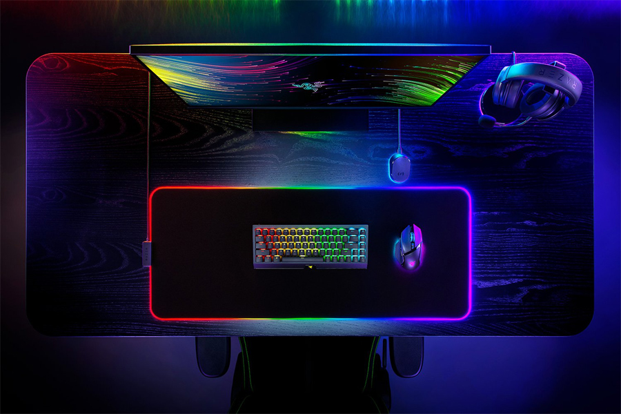 Tấm lót chuột Razer Strider Chroma (RZ02-04490100-R3M1)