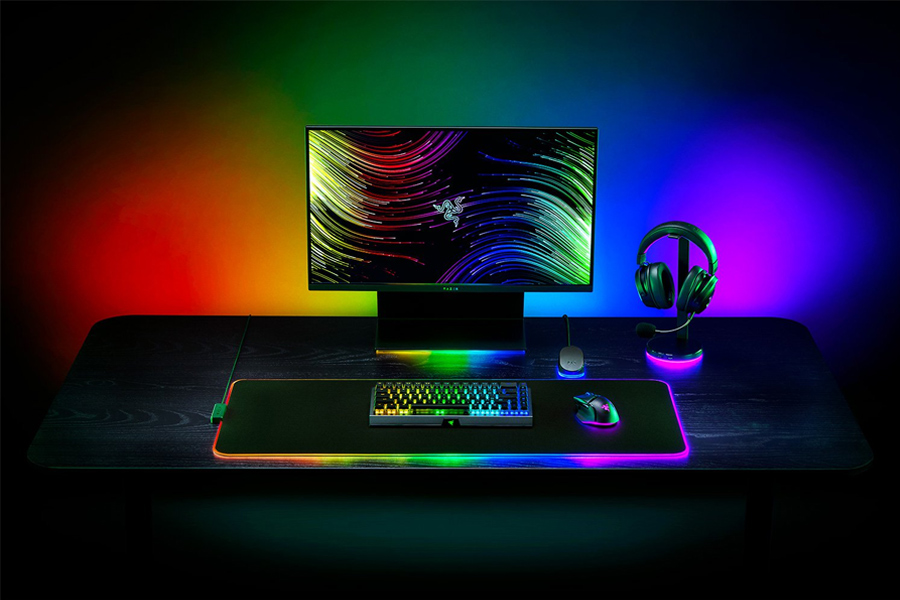 Tấm lót chuột Razer Strider Chroma (RZ02-04490100-R3M1)