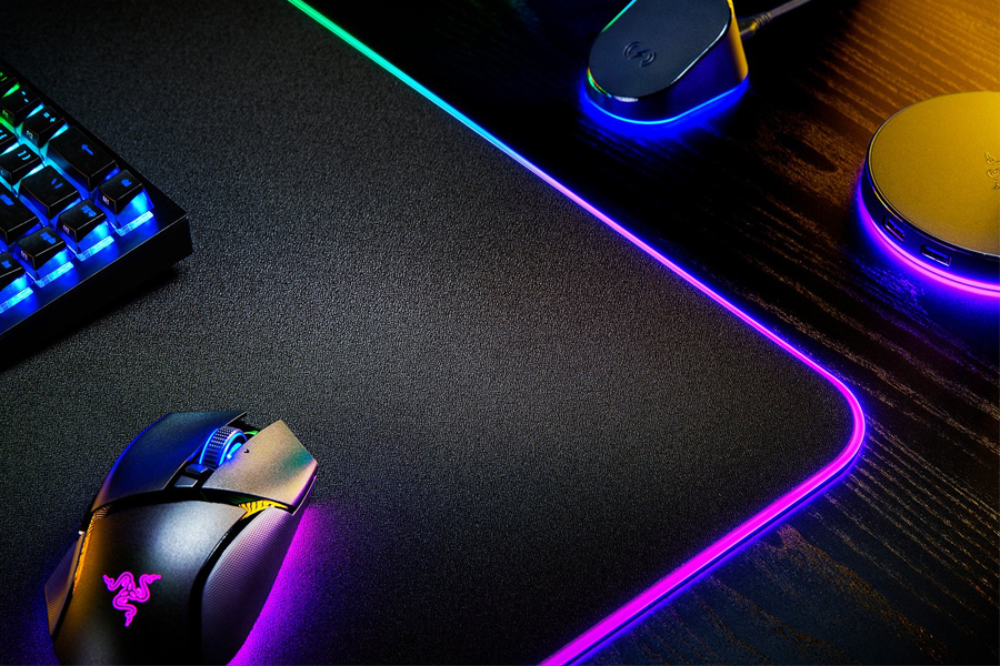 Tấm lót chuột Razer Strider Chroma (RZ02-04490100-R3M1)